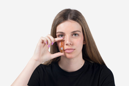 Modelo joven sosteniendo una ampolla facial