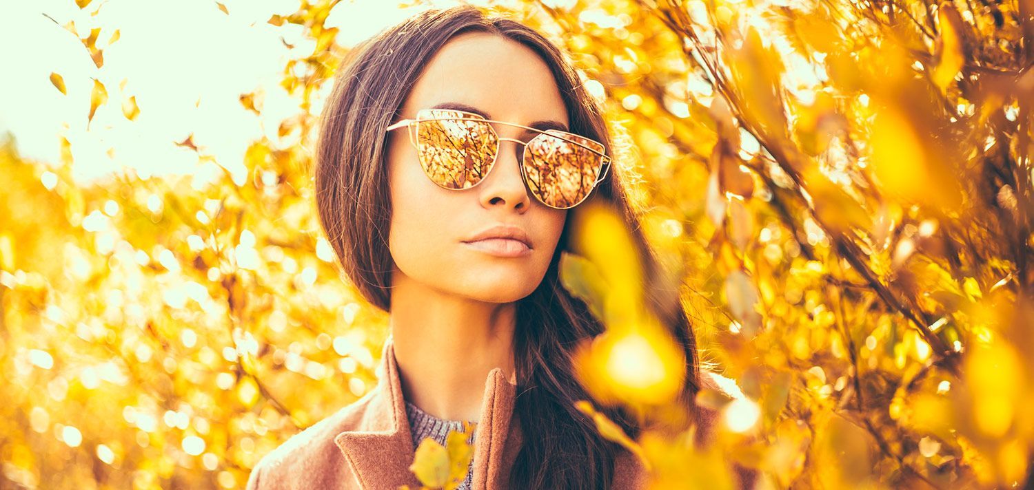 El aroma perfecto para empezar con buen pie el otoño, DIVAIN-601, perfume similar a Idole de Lancome. Mujer con gafas de sol entre los árboles bajo un sol brillante. 