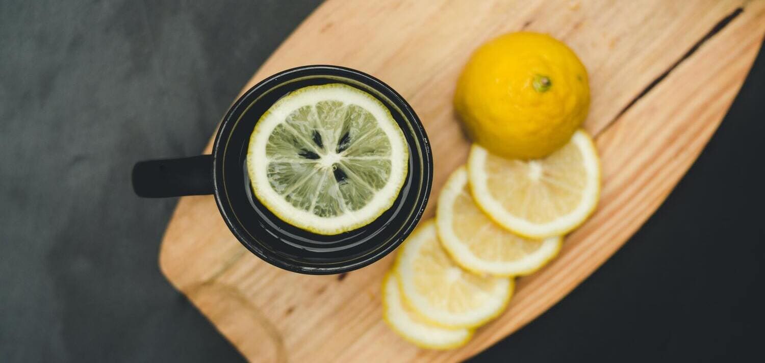 Beneficios del agua con limón y descubre si sirve para adelgazar