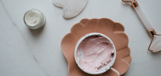 Los exfoliantes faciales naturales son esenciales en la rutina de belleza diaria