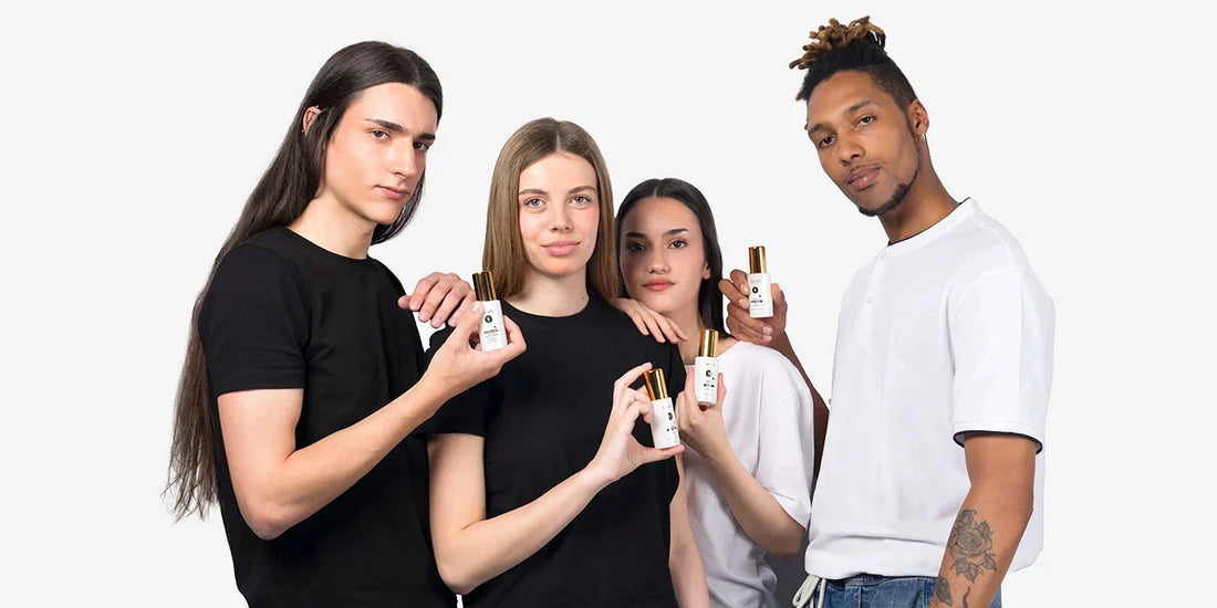 Grupo de cuatro modelos jóvenes mostrando productos de cuidado facial Divain Care.