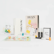 Paquete de divain abierto que contiene el perfume divain-174 , pegatinas y gominolas
