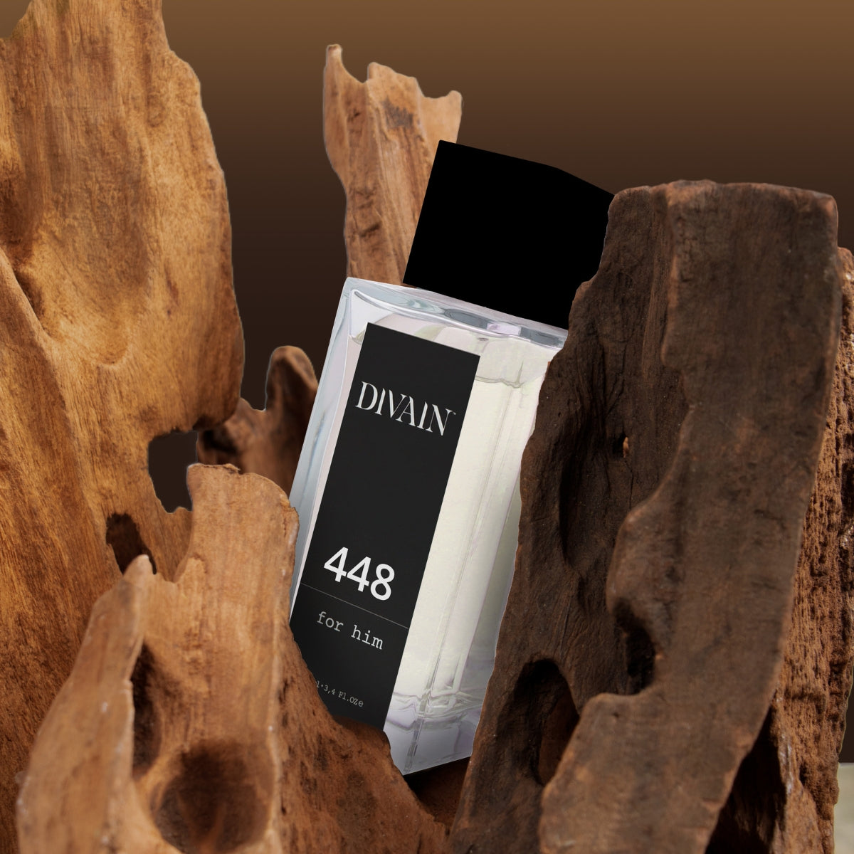 Perfume divain-448 incrustado en un tronco de madera