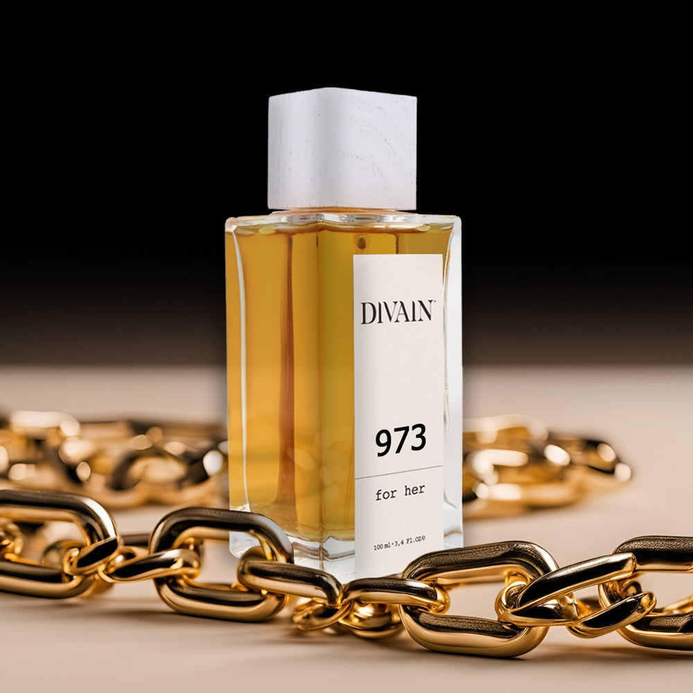 Perfume divain-973 rodeado por una cadena de oro dando sensación de lujo