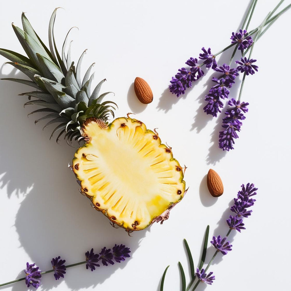 Piña, lavanda y almendras representando las notas olfativas del perfume.