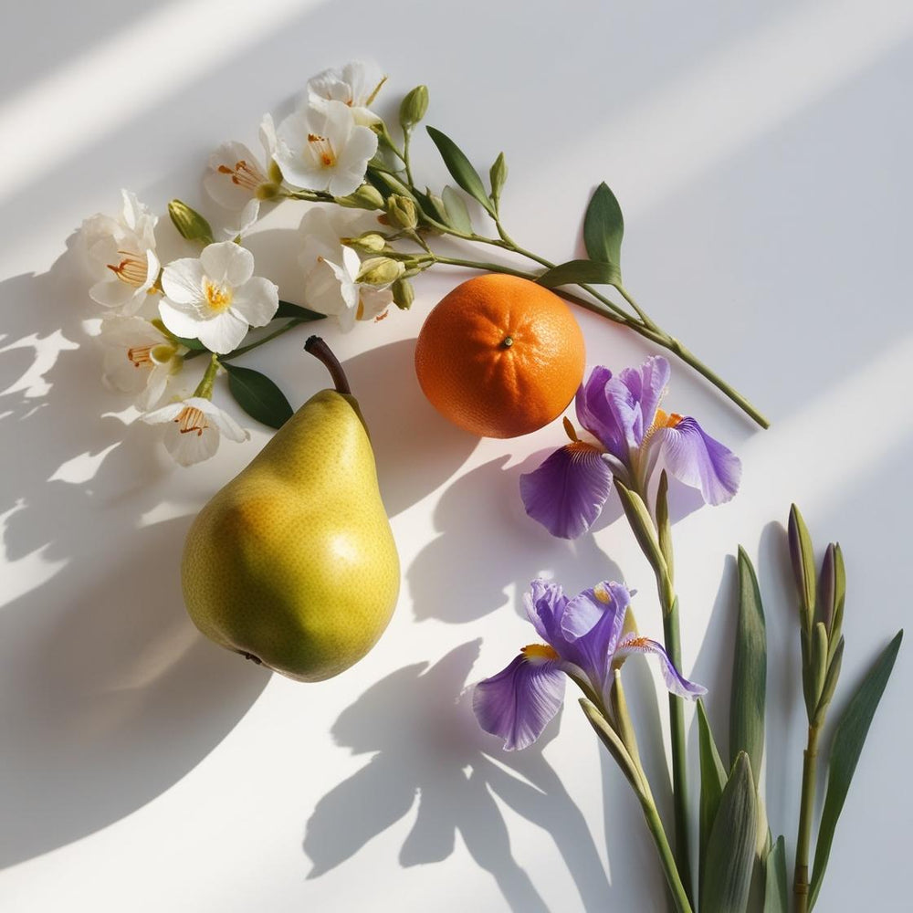 Pera, naranja y flor de azahar representando las notas olfativas del perfume.