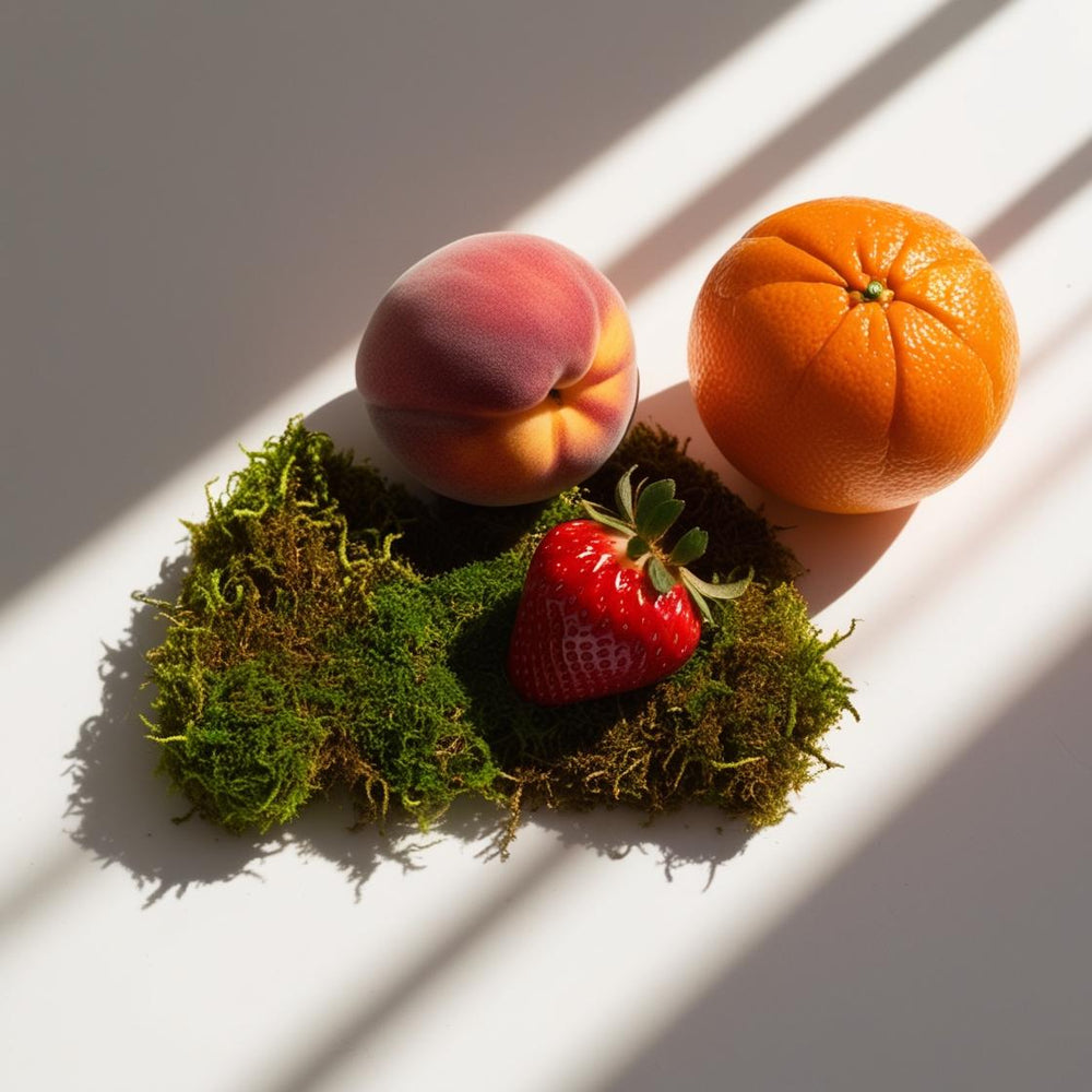 Melocotón, mandarina, fresa y musgo representando las notas olfativas del perfume.